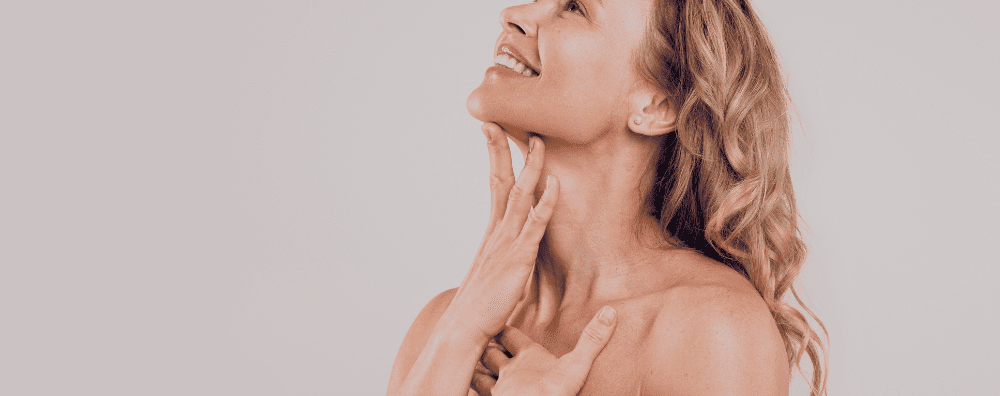 Femme rayonnante appliquant un soin naturel sur le cou – Soin visage anti-rides peau mature Cocoon d’Orient